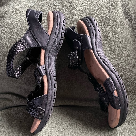 Earth Origin sandals - Picture 2 of 4